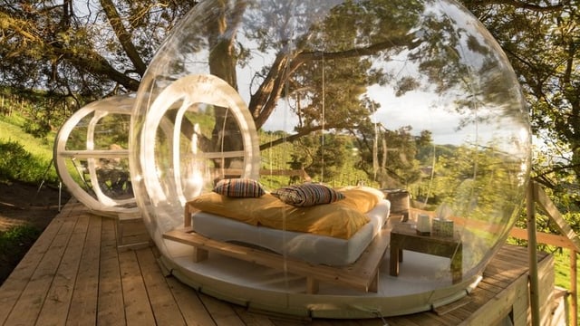Bubble-Hotel im Grünen mit durchsichtiger Wand. Bubble-Hotel im Grünen mit durchsichtiger Wand.