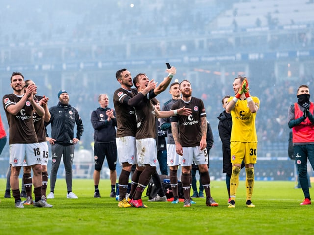 Die Spieler von St. Pauli jubeln nach Spielschluss.