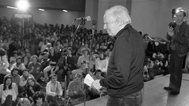 Robert Jungk am 31.3.1986 als einer der Hauptredner am Ostermarsch in Basel auf dem Podium vor vollbesetztem Saal. Robert Jungk am 31.3.1986 als einer der Hauptredner am Ostermarsch in Basel auf dem Podium vor vollbesetztem Saal.
