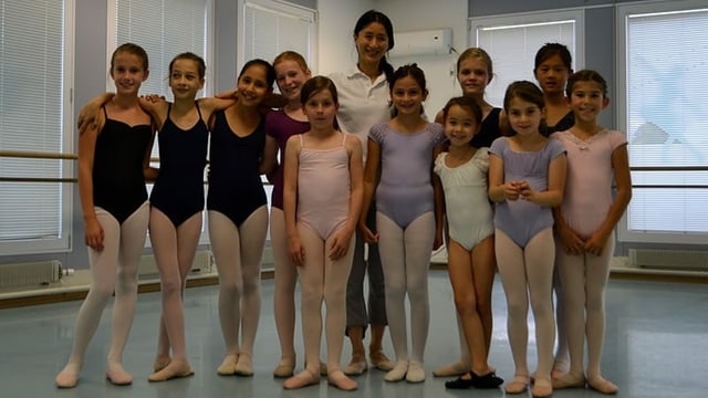 Yen Han umringt von einer Schar Mädchen in Ballettkleidern Yen Han umringt von einer Schar Mädchen in Ballettkleidern