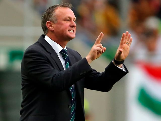 Michael O'Neill dirigiert seine Spieler von der Seitenlinie aus. Michael O'Neill dirigiert seine Spieler von der Seitenlinie aus.