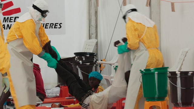 Mitarbeiter vom Médecins sans Frontières in Liberia an der Arbeit. Mitarbeiter vom Médecins sans Frontières in Liberia an der Arbeit.