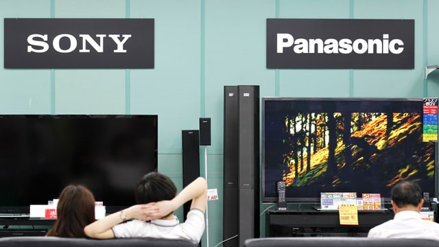 Sony- und Panasonic-Fernseher in einem Laden. Sony- und Panasonic-Fernseher in einem Laden.