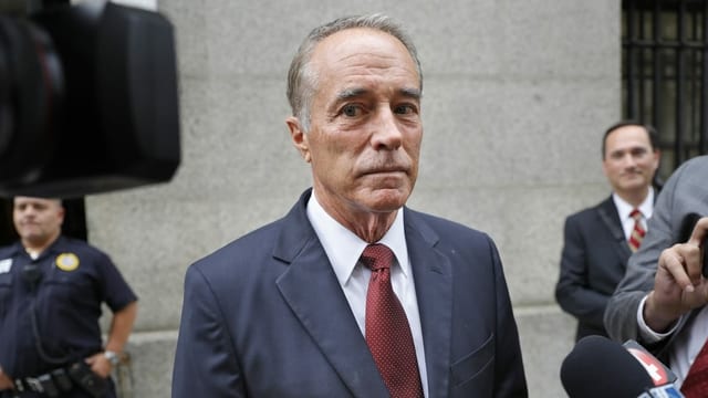 Chris Collins ist ein ehemaliger Abgeordneter des US-Repräsentantenhauses. Er wurde wegen Falschaussage und Absprache zum Aktienbetrug zu 26 Monaten Haft verurteilt. Chris Collins ist ein ehemaliger Abgeordneter des US-Repräsentantenhauses. Er wurde wegen Falschaussage und Absprache zum Aktienbetrug zu 26 Monaten Haft verurteilt.