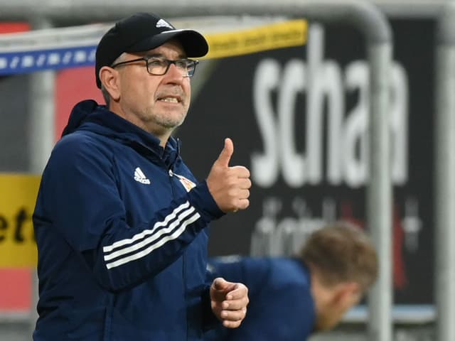 Urs Fischer streckt den rechten Daumen in die Luft. Urs Fischer streckt den rechten Daumen in die Luft.