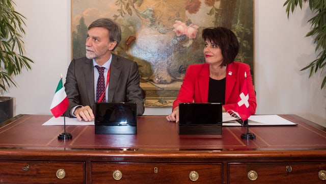 Graziano Delrio und Doris Leuthard sitzen an einem Tisch. Graziano Delrio und Doris Leuthard sitzen an einem Tisch.