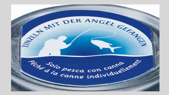 Blauweisses Logo auf dem steht «Einzeln mit der Angel gefangen». Blauweisses Logo auf dem steht «Einzeln mit der Angel gefangen».