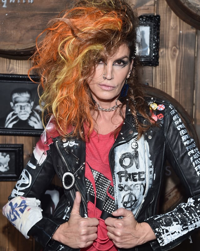 Cindy Crawford als Punk verkleidet
