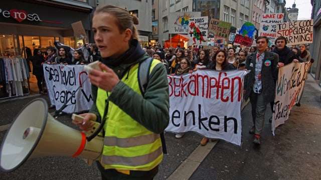 Jugendliche Demonstranten mit Transparenten in St. Gallen. Jugendliche Demonstranten mit Transparenten in St. Gallen.