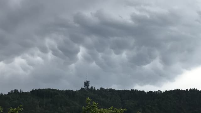 Dunkelgraue Mammatuswolken über der Region Bern am Sonntagabend. Dunkelgraue Mammatuswolken über der Region Bern am Sonntagabend.