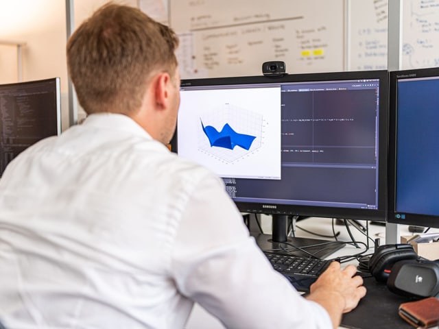 Mann sitzt an Computer Mann sitzt an Computer