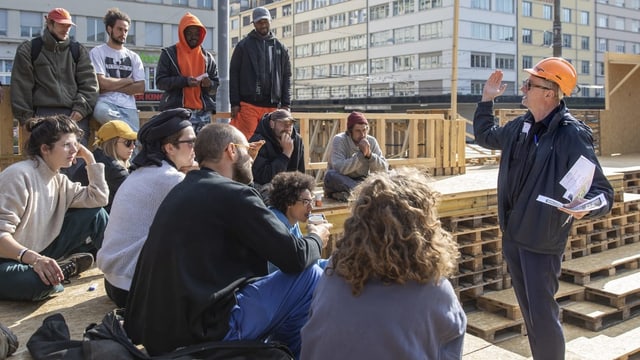 Thomas Hirschhorn (rechts) spricht zu seinen Arbeitern auf einer Plattform der «Robert-Walser-Skulptur». Thomas Hirschhorn (rechts) spricht zu seinen Arbeitern auf einer Plattform der «Robert-Walser-Skulptur».