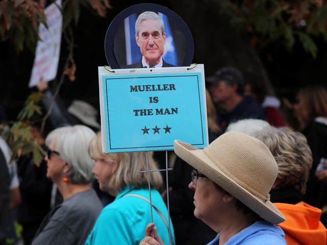 Anti-Trump-Demo, eine Frau hält ein Schild mit der Aufschrift «Mueller is The Man» Anti-Trump-Demo, eine Frau hält ein Schild mit der Aufschrift «Mueller is The Man»