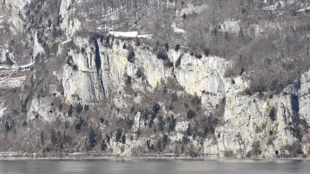 Betliserstrasse am Walensee wird von einer Felswand überragt Betliserstrasse am Walensee wird von einer Felswand überragt