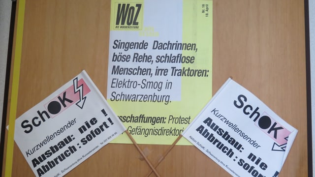Plakate an einer Tür. Plakate an einer Tür.