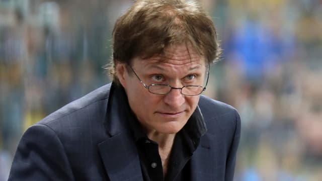 Arno del Curto schaut über seinen Brillenrand. Arno del Curto schaut über seinen Brillenrand.