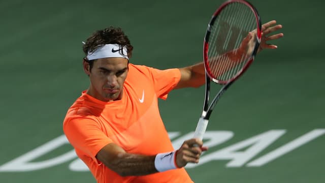 Roger Federer schlägt eine Rückhand.