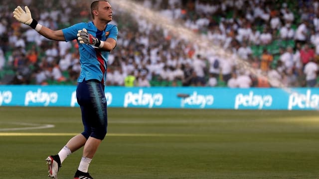 Jasper Cillessen wärmt sich im Barça-Shirt auf Jasper Cillessen wärmt sich im Barça-Shirt auf