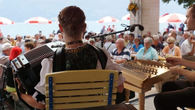 Eine Volksmusik-Formation auf einer Bühne. Eine Volksmusik-Formation auf einer Bühne.
