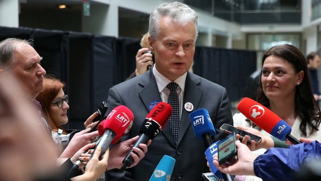 Gitanas Nauseda umringt von Journalisten Gitanas Nauseda umringt von Journalisten