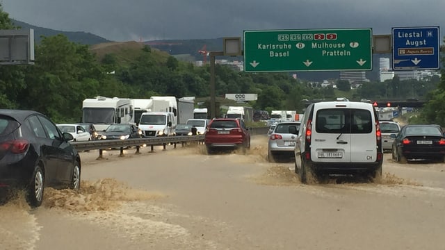 In der Nordwestschweiz war sogar die Autobahn überflutet. In der Nordwestschweiz war sogar die Autobahn überflutet.