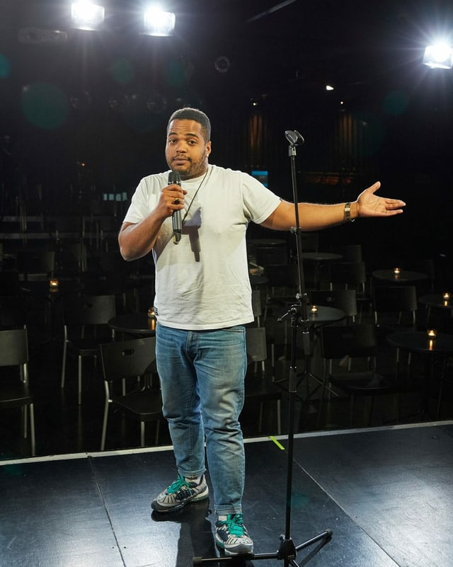 Kiko steht auf der Bühne im Comedy House vor leeren Rängen. Kiko steht auf der Bühne im Comedy House vor leeren Rängen.