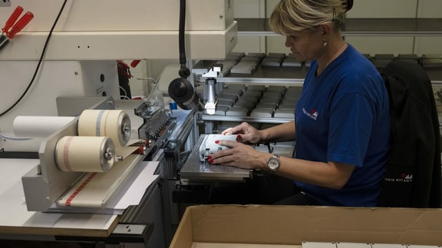 Frau an Maschine. Frau an Maschine.