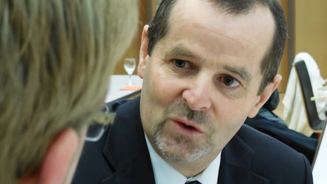 Egar Jeiziner spricht mit einem Journalisten. Egar Jeiziner spricht mit einem Journalisten.