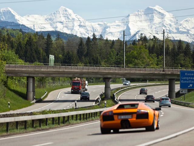 Lamborghini auf der Autobahn. Lamborghini auf der Autobahn.