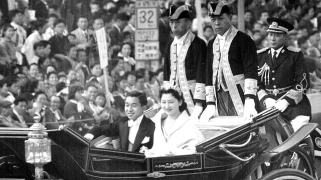 Kronprinz Akihito (links) und Prinzessin Michiko (rechts) am 10. April 1959 in der Hochzeitskutsche. Kronprinz Akihito (links) und Prinzessin Michiko (rechts) am 10. April 1959 in der Hochzeitskutsche.