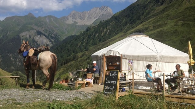 Il «Café Grein» sin l'alp da chauras «Parvansauls» sur Vrin. Il «Café Grein» sin l'alp da chauras «Parvansauls» sur Vrin.
