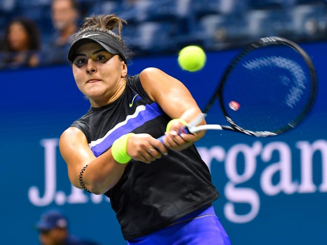 Bianca Andreescu schlägt eine Rückhand. Bianca Andreescu schlägt eine Rückhand.
