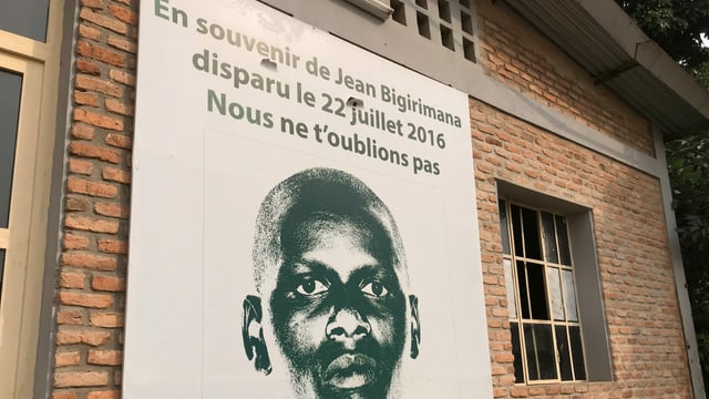 Der Kopf eines Mannes auf einem Poster. Der Kopf eines Mannes auf einem Poster.