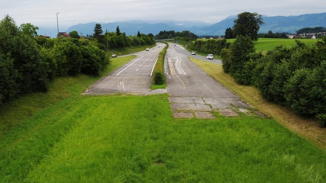 Der Stupf der Autobahn, der auf eine grüne Wiese führt. Der Stupf der Autobahn, der auf eine grüne Wiese führt.