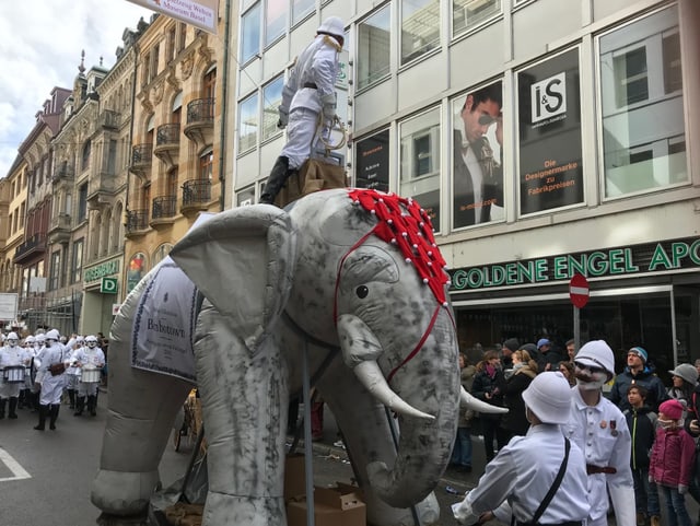 Alefant in der Clarastrasse