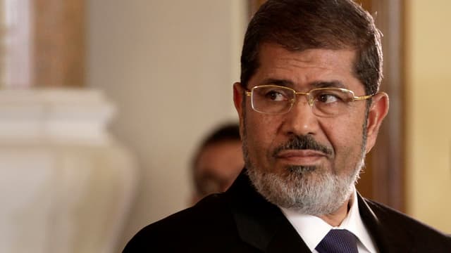 Mohammed Mursi, wie er zur Seite blickt. Er trägt Anzug und Brille. Mohammed Mursi, wie er zur Seite blickt. Er trägt Anzug und Brille.