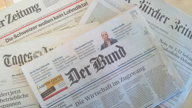 Mehrere Zeitungen auf einem Tisch Mehrere Zeitungen auf einem Tisch