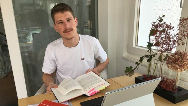 Silvan Zaugg arbeitet am Computer. Silvan Zaugg arbeitet am Computer.