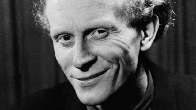 Gert Fröbe's Gesicht ist sehr abgemagert zu sehen Gert Fröbe's Gesicht ist sehr abgemagert zu sehen