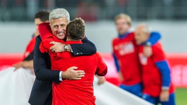 Vladimir Petkovic embratscha Xherdan Shaquiri suenter la victoria da 7:0 cunter San Marino Vladimir Petkovic embratscha Xherdan Shaquiri suenter la victoria da 7:0 cunter San Marino