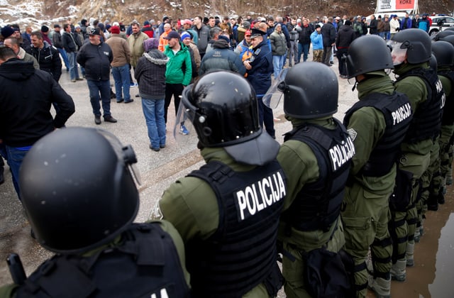 Protestierende Veteranen blockieren eine wichtige Kreuzung bei Doboj. Protestierende Veteranen blockieren eine wichtige Kreuzung bei Doboj.