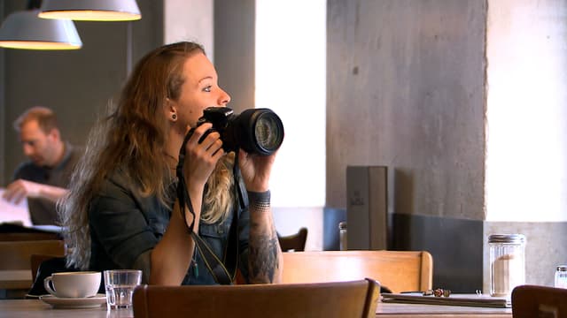 Natasha Ruf im Café. Natasha Ruf im Café.