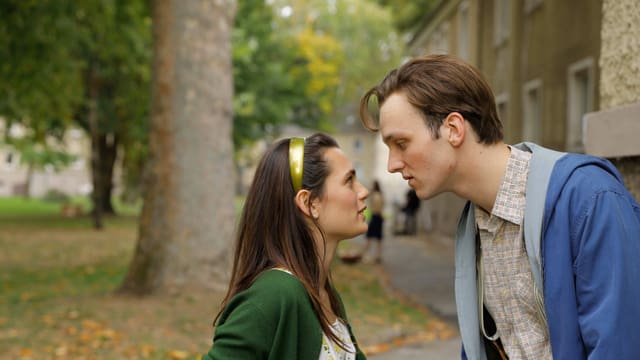 Der junge Udo (Jan Bülow) mit seiner Jugendliebe Susanne (Ella Rumpf). Der junge Udo (Jan Bülow) mit seiner Jugendliebe Susanne (Ella Rumpf).