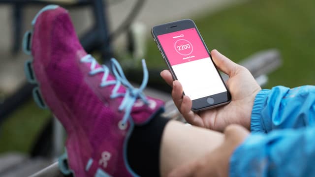 Die Gesundheits-App von Helsana auf einen Smartphone. Die Gesundheits-App von Helsana auf einen Smartphone.