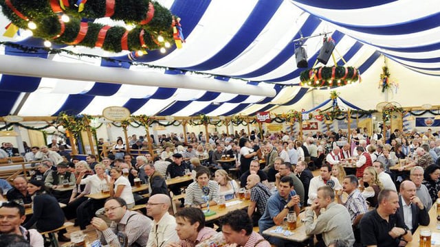 Ein Blick in ein Bierzelt am Zürcher Oktoberfest Ein Blick in ein Bierzelt am Zürcher Oktoberfest