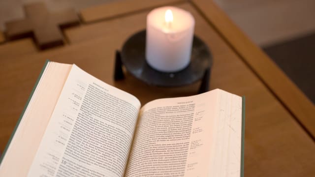 Bibel und Kerze. Bibel und Kerze.