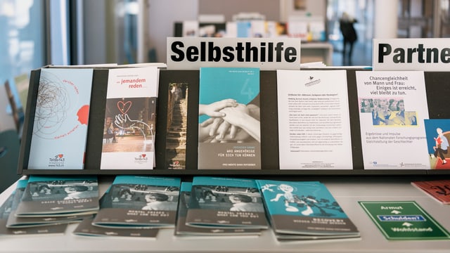 Symbolbild: Broschüren unter dem Titel «Selbsthilfe» liegen in einem Sozialzentrum auf. Symbolbild: Broschüren unter dem Titel «Selbsthilfe» liegen in einem Sozialzentrum auf.
