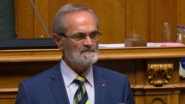 Mann im Nationalratssaal am Rednerpult. Mann im Nationalratssaal am Rednerpult.