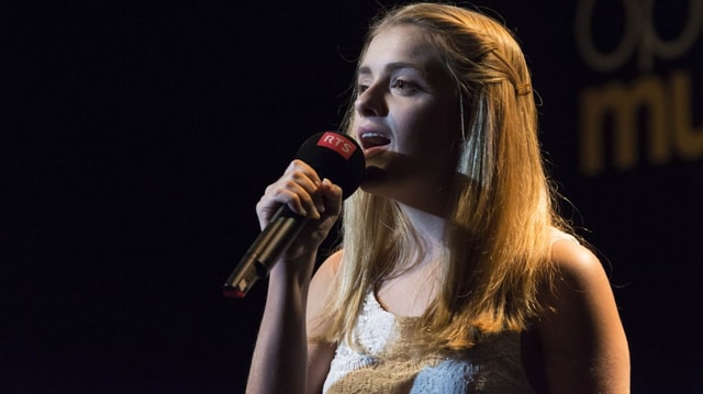 Celia singt auf der RTS-Bühne