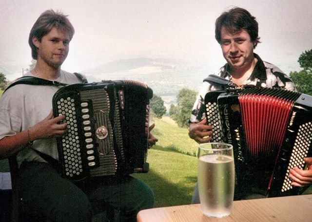 Zwei Akkordeonisten spielen auf Wiese. Zwei Akkordeonisten spielen auf Wiese.